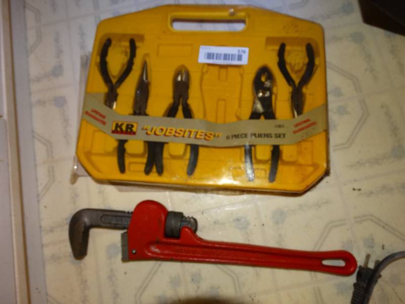 lot 576 image: 5 pc pliers set & 14 pipe wrench