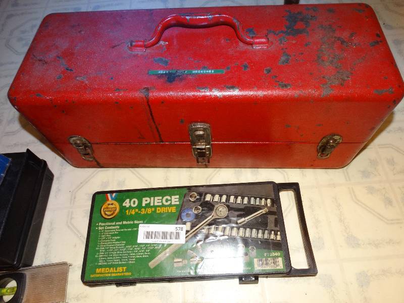 lot 578 image: Metal toolbox & 37 piece drive set