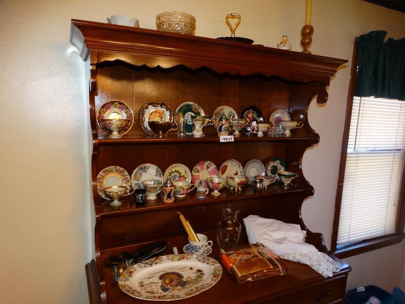 lot 598 image: Lot of collector plates & other collectibles in & on hutch