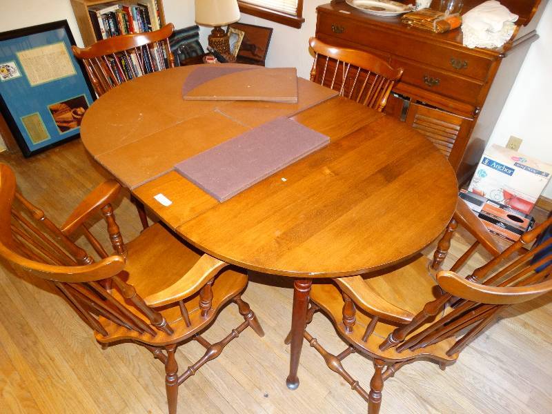 lot 600 image: Dining room set- Dining table w 4 chairs 2 leaves & table pads
