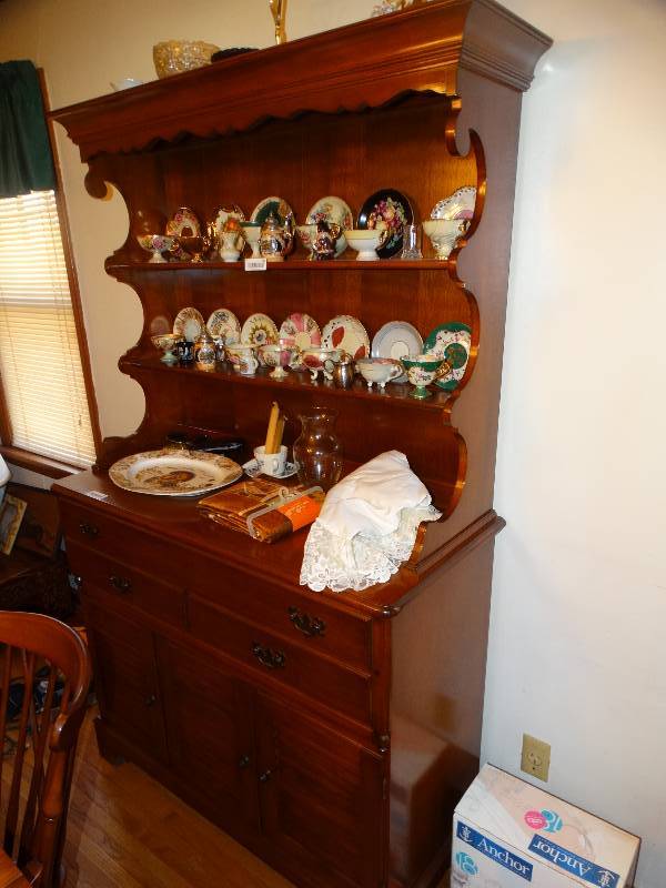 lot 599 image: Nice wood china hutch