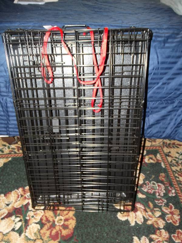 lot 604 image: Folding den kennel & leash