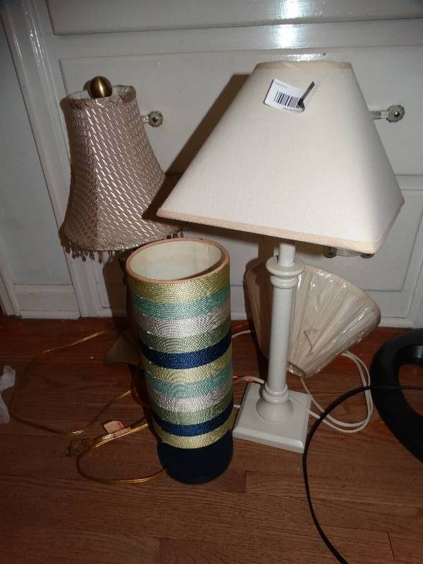 lot 606 image: 3 table lamps w shades
