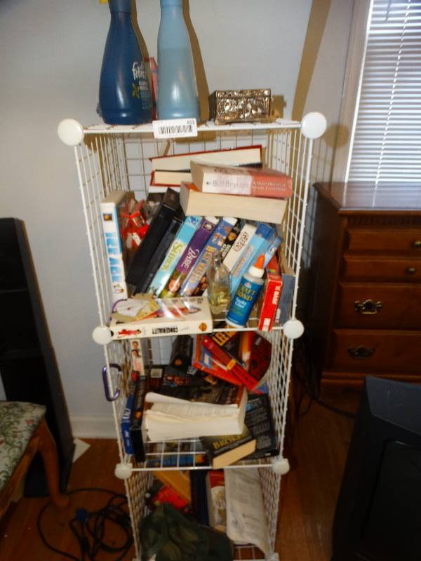 lot 611 image: Collapsible metal rack w contents