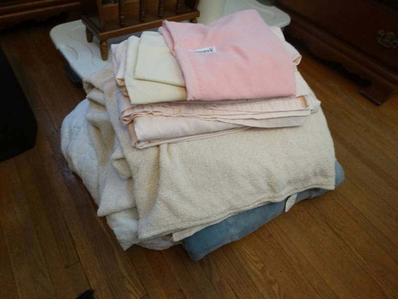 lot 612 image: Sheets bedding blankets