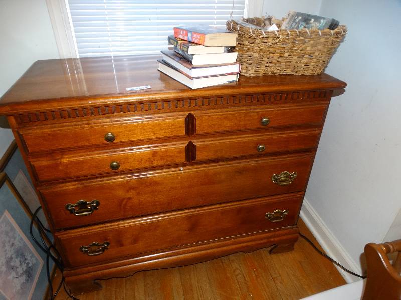 lot 613 image: Wood chest of drawers