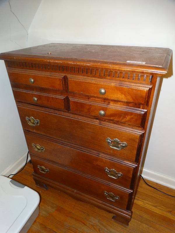 lot 616 image: Nice 4 drawer chest w contents