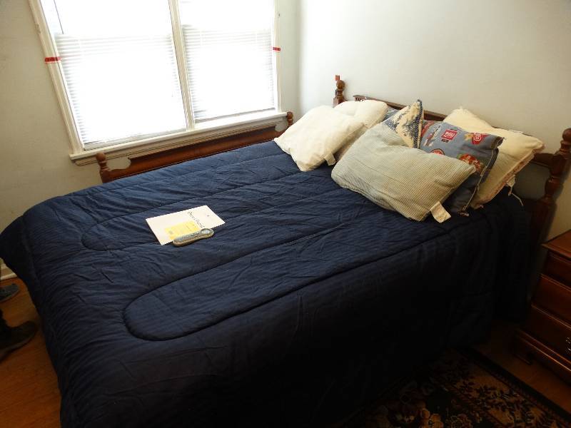 lot 618 image: Queen size sleep number mattress set w remote & wood headboard-footboard
