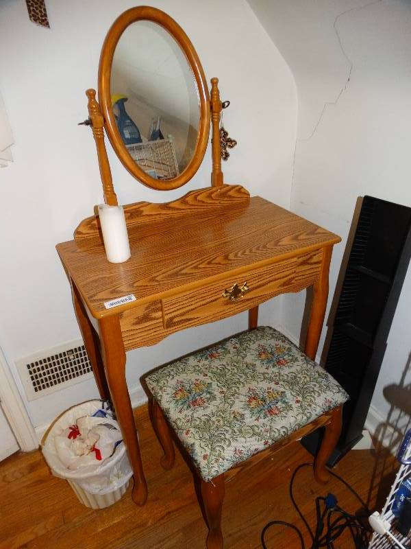 lot 619 image: Make up vanity w mirror- Includes stool & contents