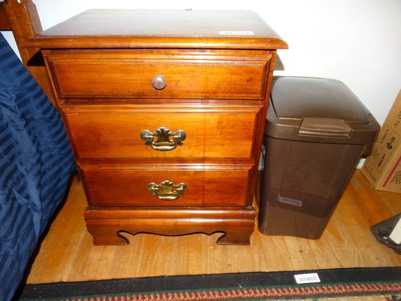 lot 620 image: Wood nightstand & trash can