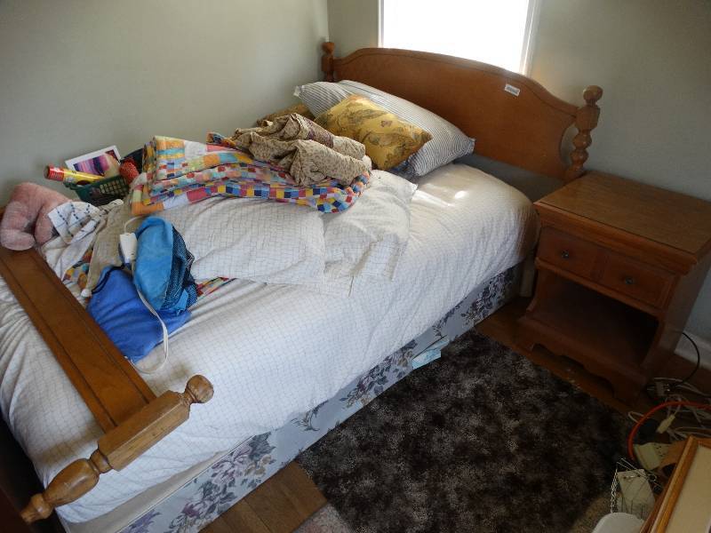 lot 621 image: Full size complete bed- Headboard footboard mattress & box spring w matching nightstand