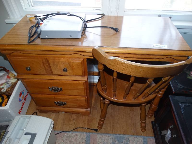 lot 626 image: Wood desk w chair & DVD player