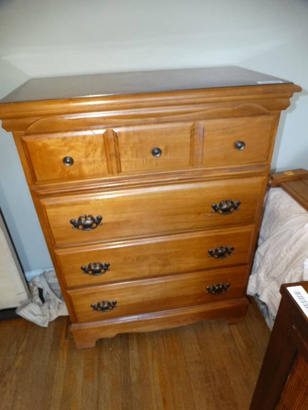 lot 627 image: 4 drawer wood chest