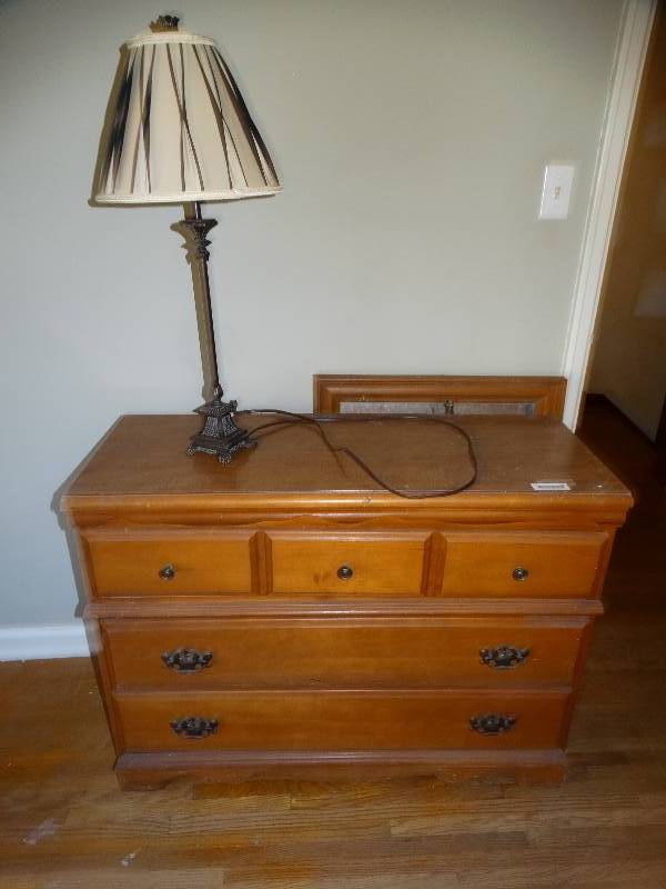 lot 628 image: Dresser w mirror & lamp