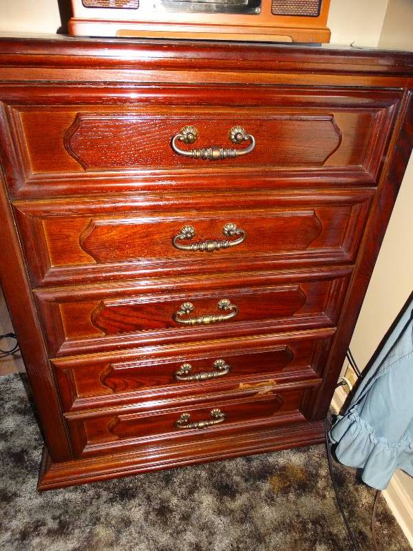 lot 634 image: Wood 5 drawer chest w contents