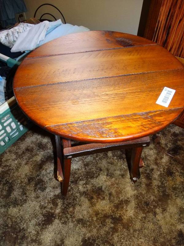 lot 637 image: Small round side table