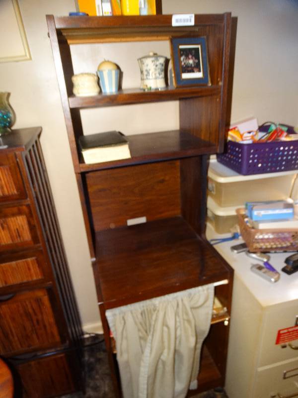 lot 640 image: Computer desk w assorted contents