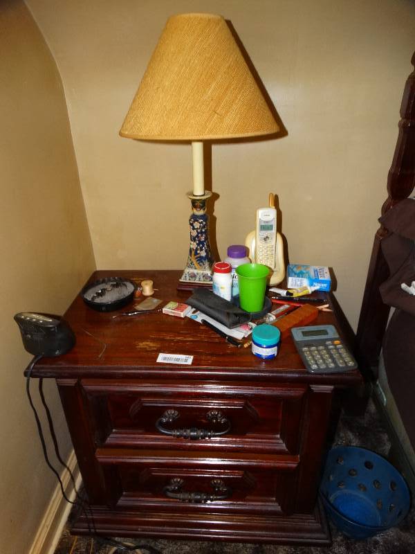 lot 643 image: Wood nightstand lamp w shade & contents