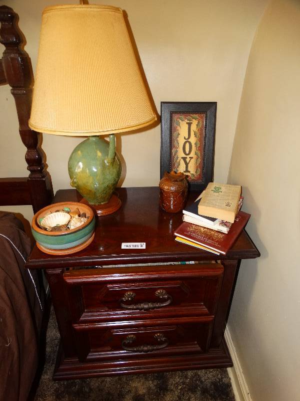 lot 645 image: Wood nightstand lamp w shade & contents