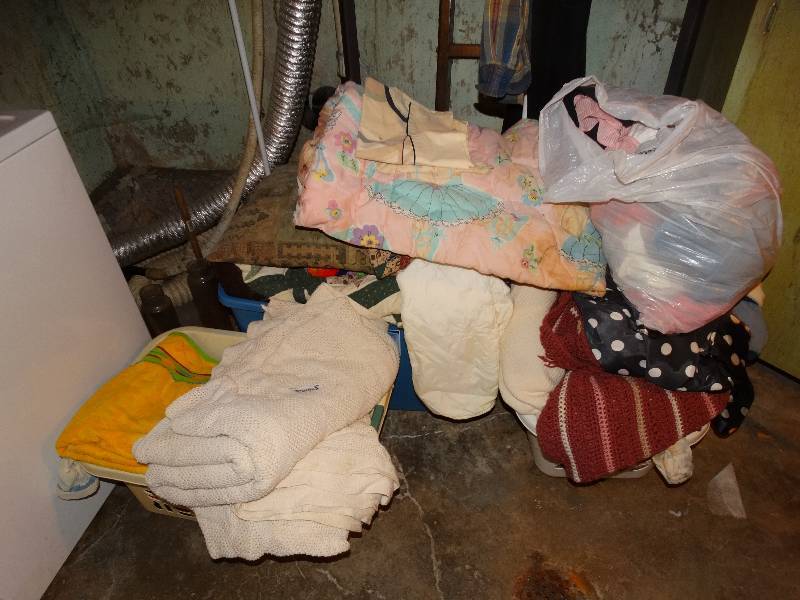 lot 649 image: Lot of bedding laundry basket clothes rack