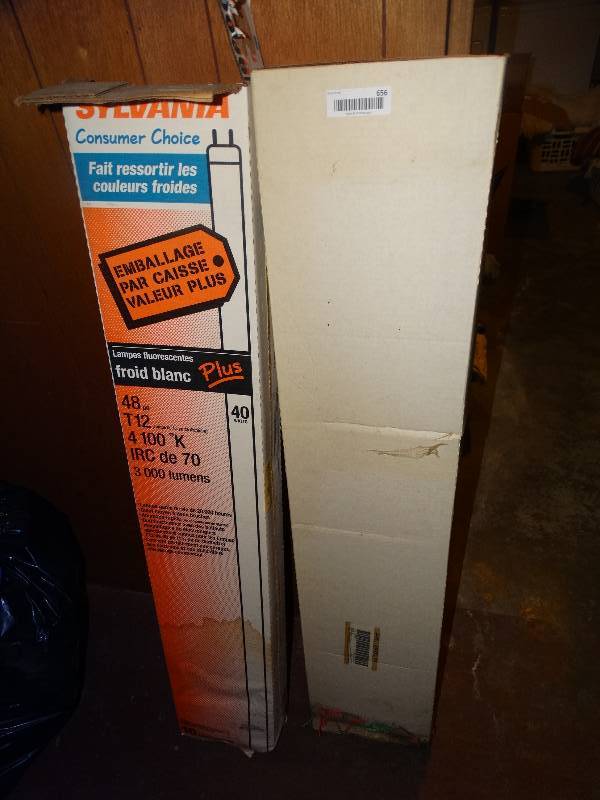lot 656 image: 4 ft light fixture & bulbs