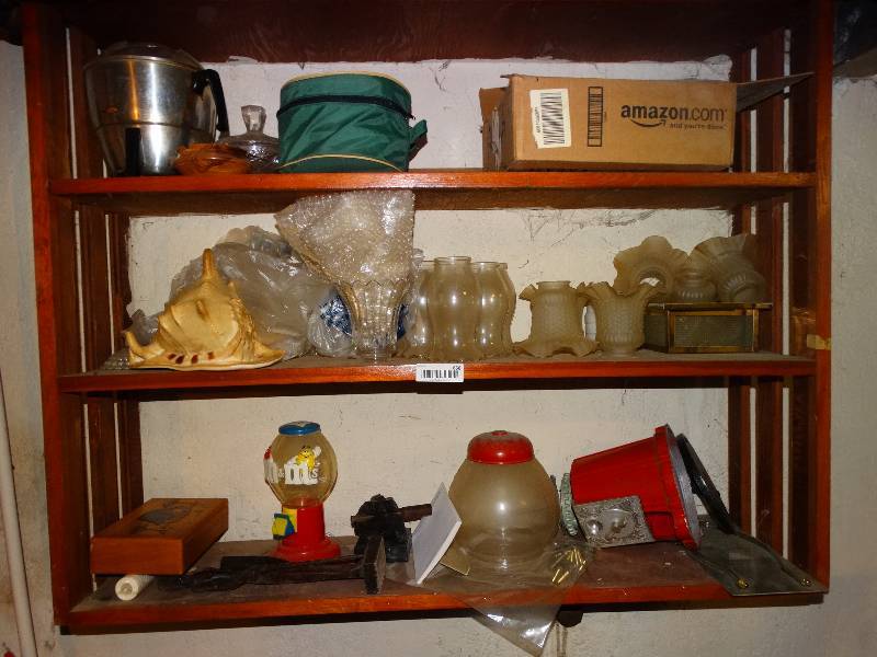 lot 658 image: Lot of glassware & misc on shelves