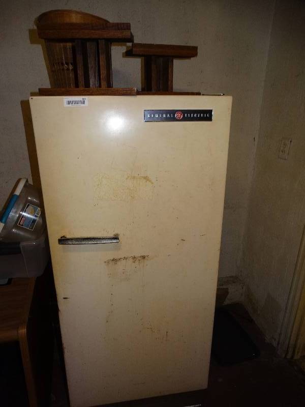 lot 661 image: GE refrigerator