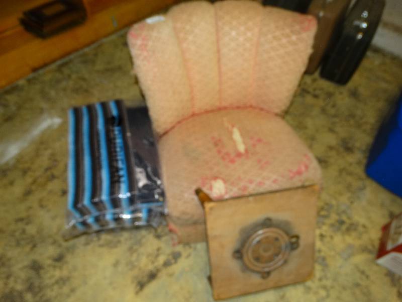 lot 668 image: 4 bags of purifan filters & chair