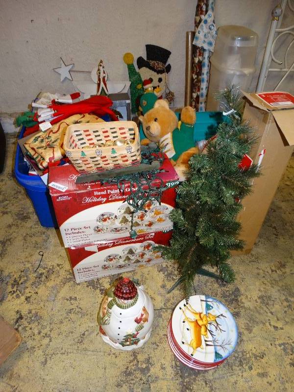 lot 669 image: Large lot of various Holiday decor & dishes