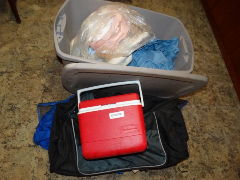lot 673 image: Tub & contents tote bags & cooler
