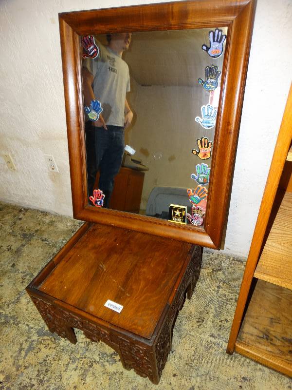 lot 675 image: Small decorative end table & wall mirror