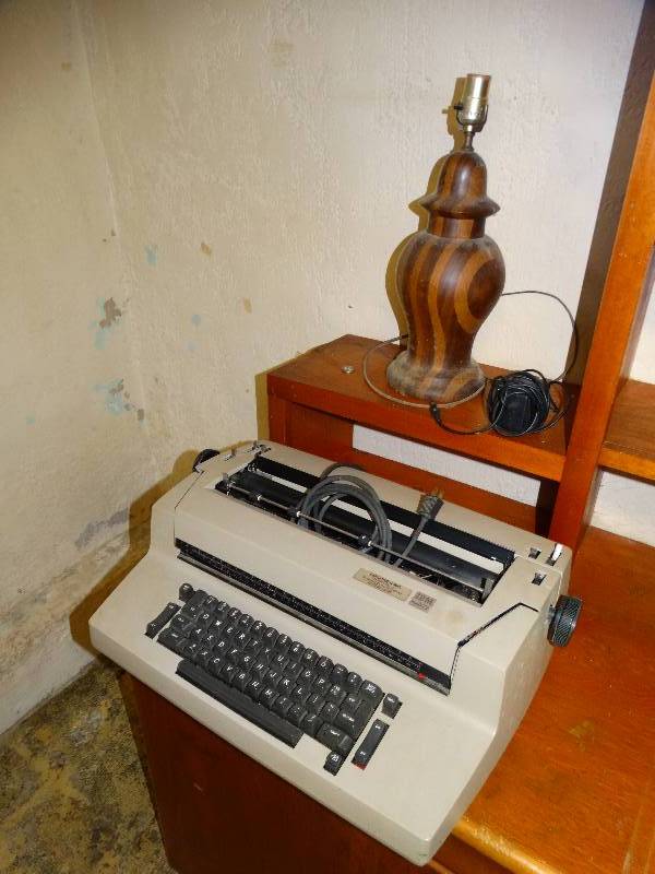 lot 677 image: TV speakers lamp IBM Selectric II typewriter misc.