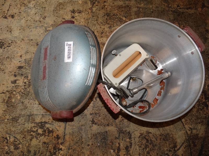 lot 682 image: Vintage handy hot table top washing machine- electric