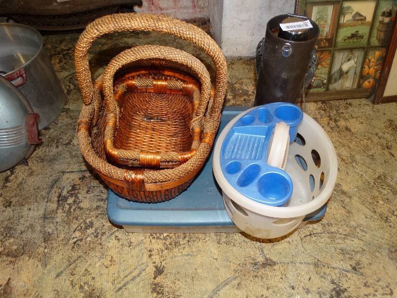 lot 683 image: Tote w books thermos 2 baskets & picnic caddy