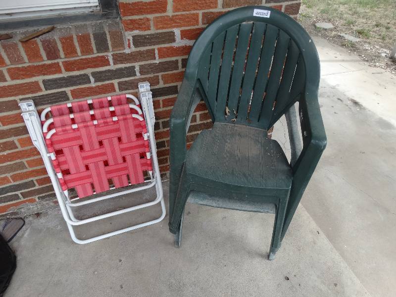 lot 685 image: 3 plastic patio chairs & 2 folding lawn chairs