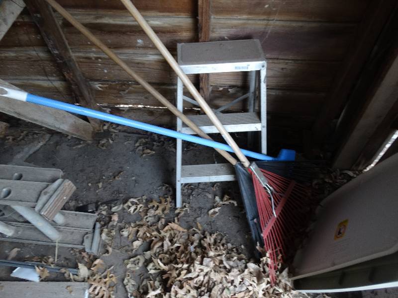 lot 689 image: 2 rakes step stool broom