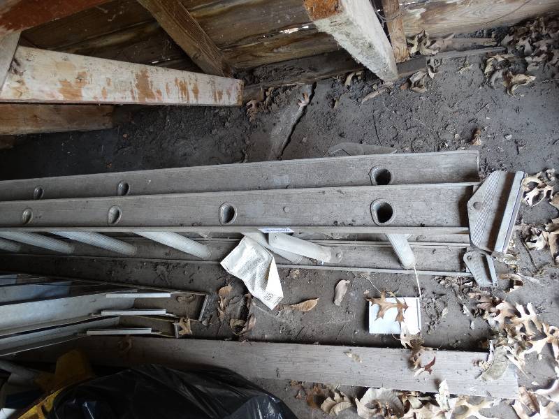 lot 690 image: Aluminum extension ladder