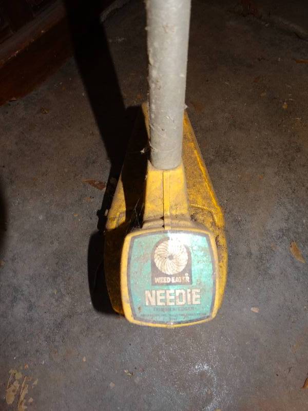 lot 693 image: Electric weed eater