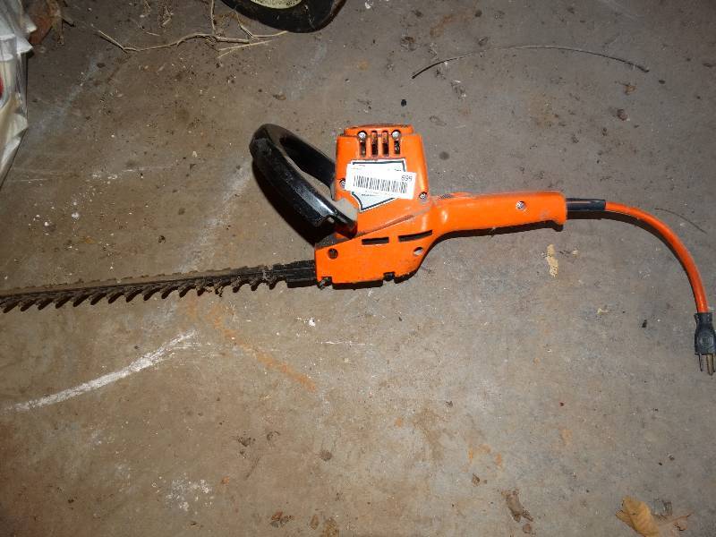 lot 699 image: Electric shrub trimmer