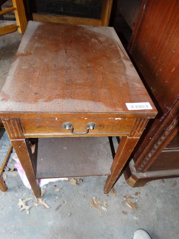 lot 705 image: Vintage end table