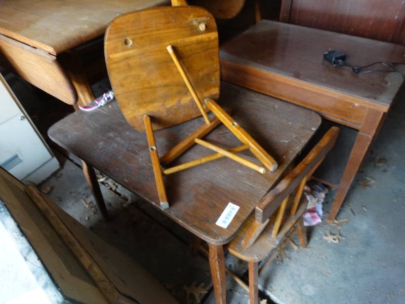 lot 706 image: Childs table & 2 chairs