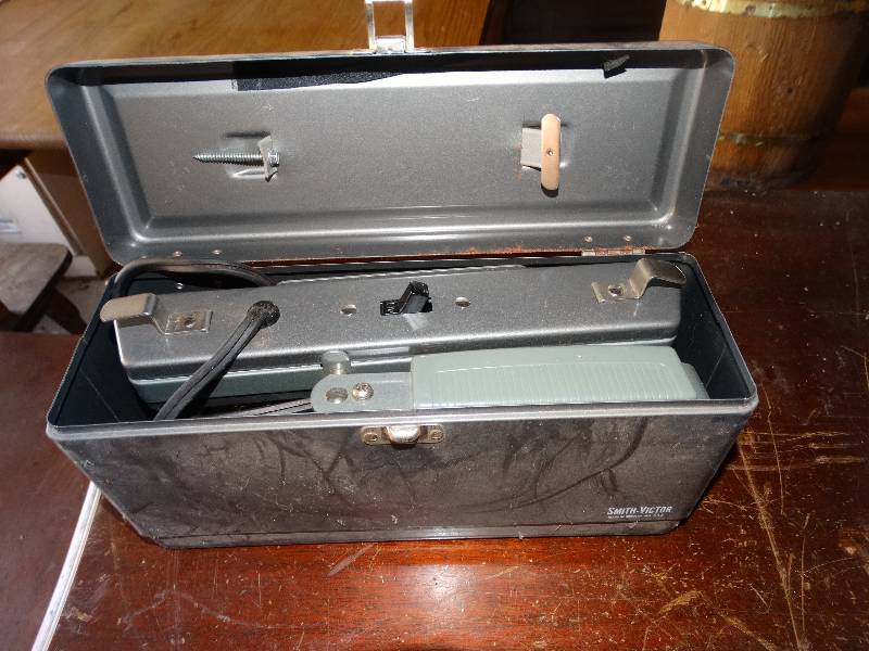 lot 707 image: Vintage smith-victor movie camera light bar in case