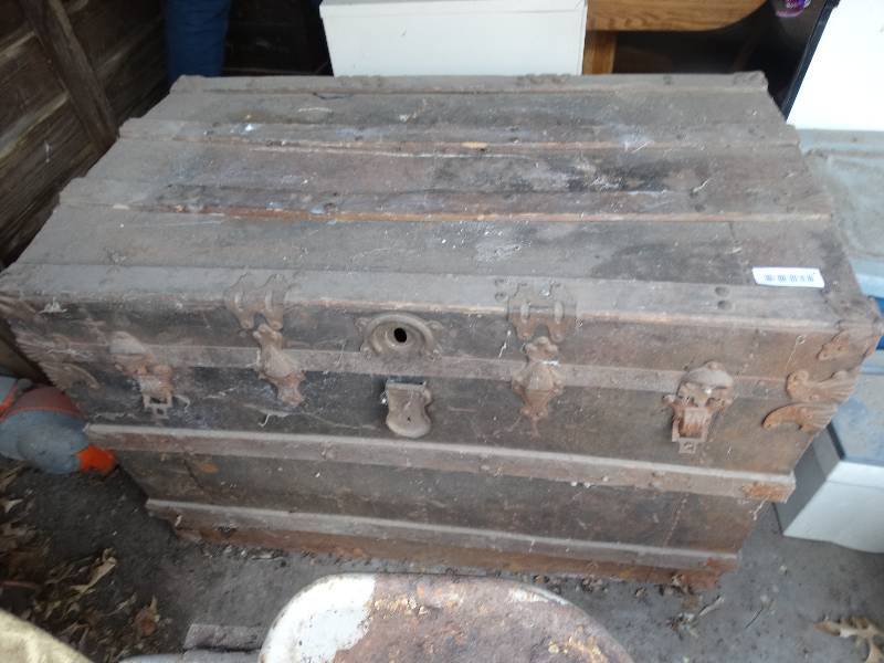 lot 712 image: Large vintage trunk w contents