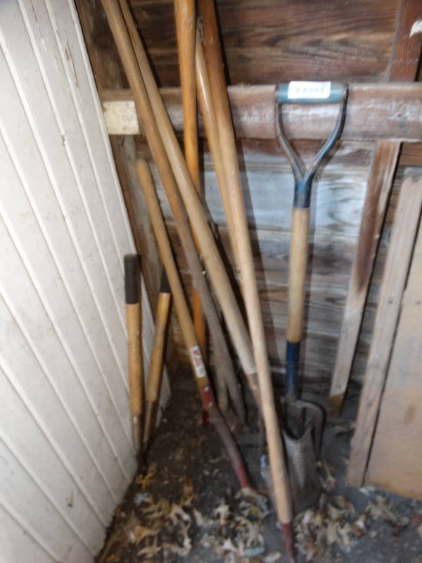 lot 720 image: Lot of long handle yard tools