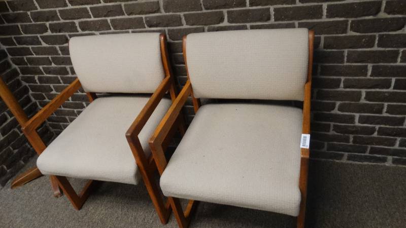 lot 952 image: 2 waiting room chairs w arms