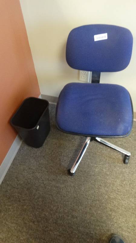 lot 956 image: Office chair on wheels