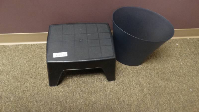 lot 958 image: Step stool & trash can