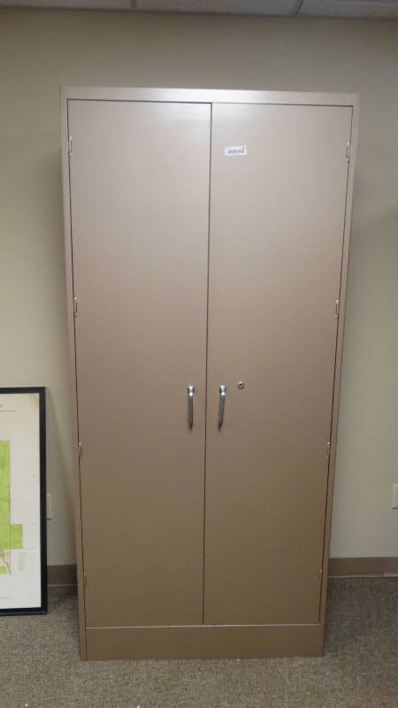 lot 960 image: 2 door metal storage cabinet w key