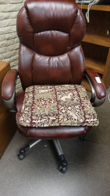 lot 967 image: Executive office chair on wheels