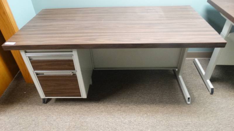 lot 970 image: Desk w return